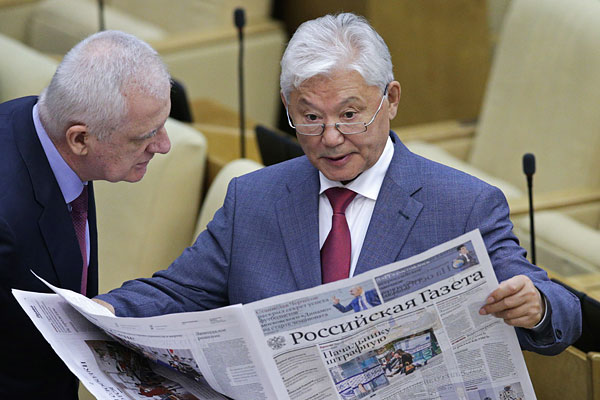 Член комитета ГД по региональной политике и проблемам Севера и Дальнего Востока Михаил Николаев (справа) перед началом пленарного заседания.