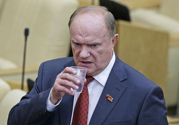 Руководитель фракции КПРФ Геннадий Зюганов перед началом заседания.