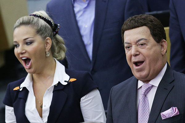 Депутат Госдумы РФ, оперная певица Мария Максакова-Игенбергс и первый заместитель председателя комитета ГД РФ по культуре Иосиф Кобзон во время исполнения российского гимна.