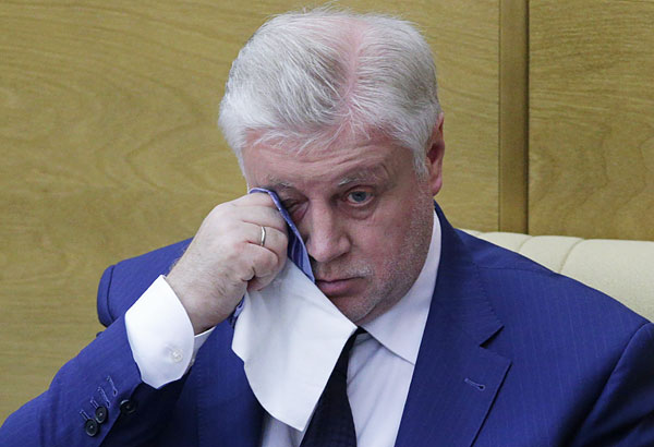 Лидер партии "Справедливая Россия", член комитета ГД по жилищной политике и жилищно-коммунальному хозяйству Сергей Миронов перед началом заседания.