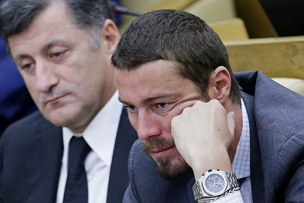 Заместитель председателя комитета ГД по делам общественных объединений и религиозных организаций Марат Сафин (справа) перед началом пленарного заседания.