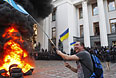 Участники акции держали флаги партий "Правый сектор", "Воля", ВО "Свобода", государственные флаги Украины, символику Автомайдана, а также плакаты с требованиями люстрации власти.