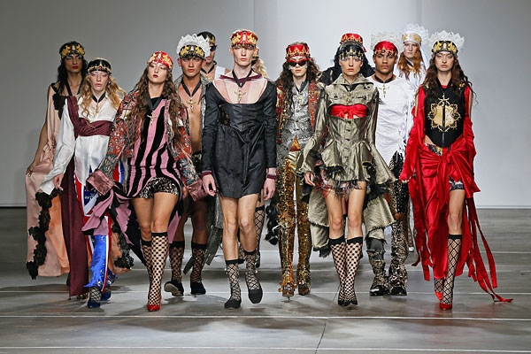 Модели представляют коллекцию Fashion East весна/лето 2015.