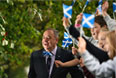 Первый министр Шотландии и лидер движения за независимость Алекс Салмонд общается со сторонниками после голосования.