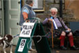 Сторонник независимости Шотландии возле избирательного участка.