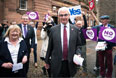 Бывший канцлер казначейства Шотландии, лидер популярного движения "Лучше вместе"  Алистер Дарлинг с женой Мэгги после голосования на референдуме о независимости Шотландии.