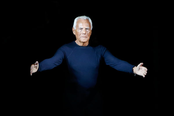 Дизайнер Джорджио Армани после показа своей коллекции.