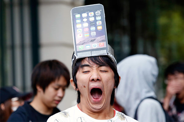 Поклонник продукции Apple в ожидании начала продаж в Японии.