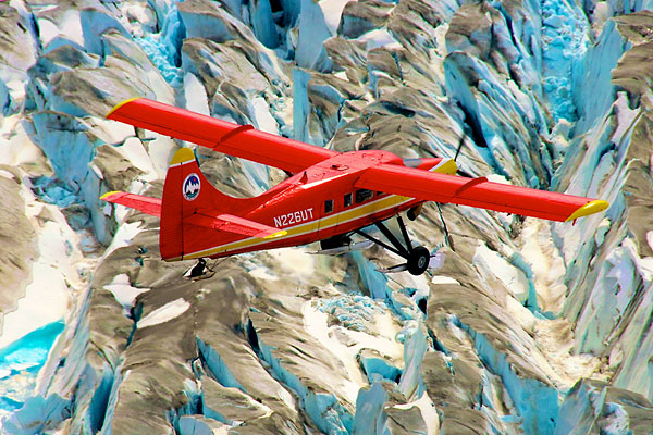 Самолет NASA ведет наблюдение за состоянием горных ледников на Аляске.