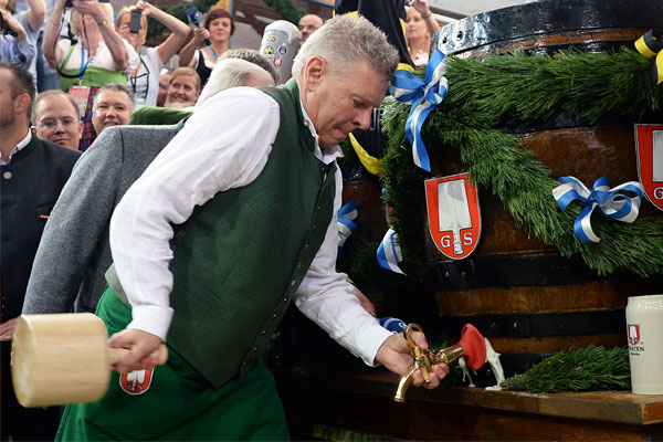 По традиции ровно в полдень обер-бургомистр баварской столицы Дитер Райтер откупоривает 200-литровую бочку со свежесваренным пивом, тем самым давая старт празднованию Октоберфеста.