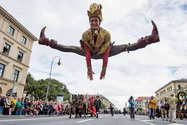 181-й по счету "Октоберфест" открылся традиционным костюмированным шествием в национальных костюмах.