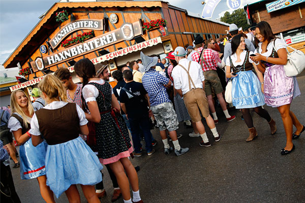 "Октоберфест" проходит на большом открытом поле под названием Терезин луг неподалеку от центра города. К началу фестиваля луг застраивают шатрами и палатками.