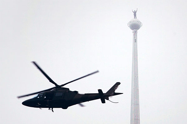 Во время покорения очередной вершины – 88-этажной башни Петронас в столице Малайзии Куала-Лумпур. Сентябрь 2009.