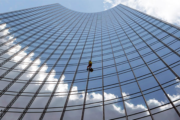 В знак протеста против отношения лидеров стран Большой восьмерки к проблемам глобального потепления, Робен совершает восхождение на 154-метровый небоскреб Skyper во Франкфурте. Июль 2008.