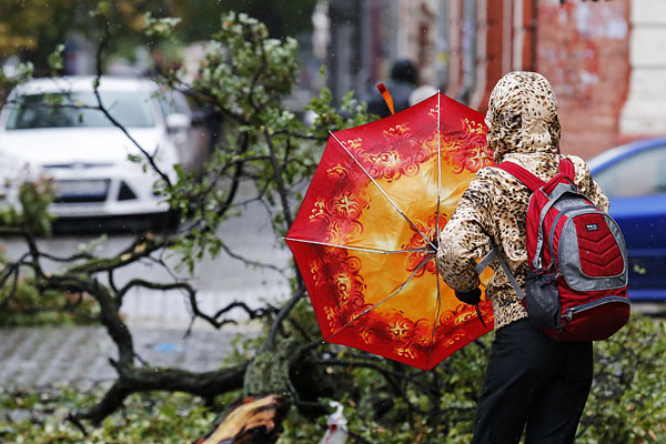 Жителям советуют без необходимости не покидать свои дома, а также не выезжать на личном автотранспорте.