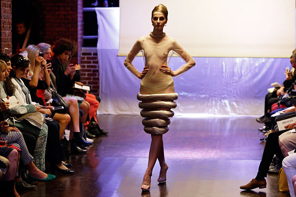 Модель во время показа коллекции Corrie Nielsen весна/лето 2015.