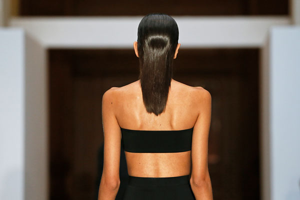 Модель во время показа колекции Lea Peckre весна/лето 2015.