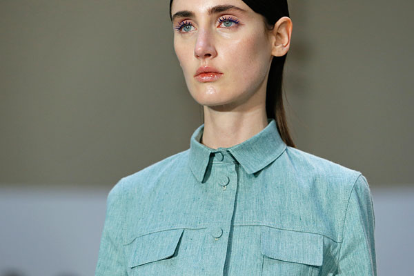 Модель во время показа колекции Lea Peckre весна/лето 2015.