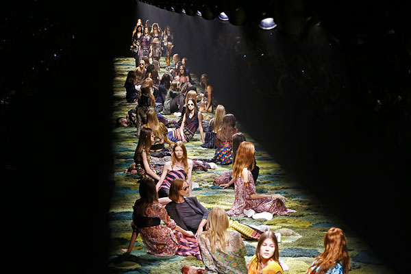 Модели представляют коллекцию бельгийского дизайнера Dries Van Noten весна/лето 2015.