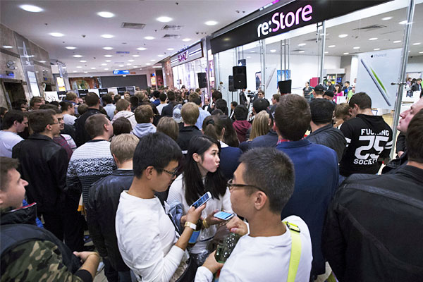 Очередь у магазина re:Store, где стартовали продажи смартфонов Apple.
