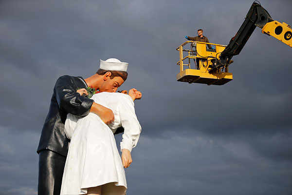 Установка скульптуры Сьюарда Джонсона "Безоговорочная капитуляция" перед канским мемориалом в Нормандии.