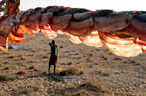 Рыбацкий лагерь на западном берегу озера Туркана в Кении.
