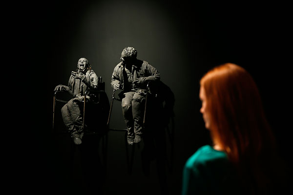 Работа испанского скульптора Хуана Муньоса "Смеющиеся друг над другом" на выставке в аукционном доме Christie's в Лондоне.