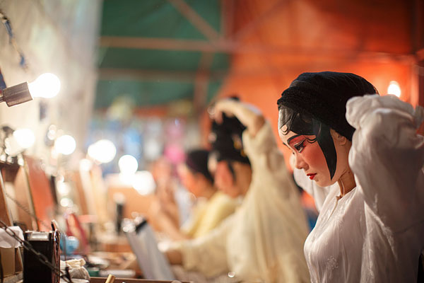 В гримерке китайской оперной труппы перед выступлением на вегетарианском фестивале в Бангкоке.