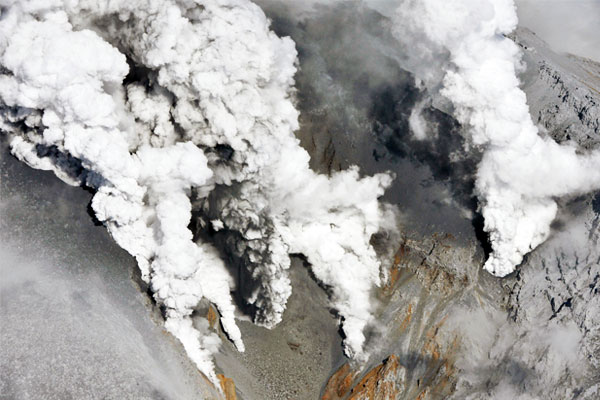 Извержение вулкана сопровождалось мощными выбросами пепла и камней.