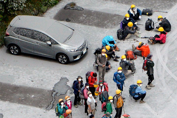 Всего на склонах Онтакэ во время извержения находились около 250 туристов, большинству из которых удалось спастись.