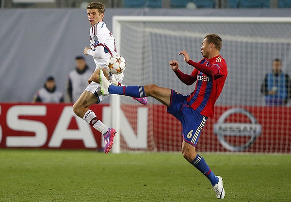 Главный тренер ЦСКА Леонид Слуцкий укрепил оборону и вернул в стартовый состав Алексея Березуцкого (№6).