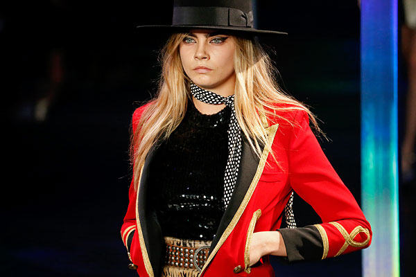 Модель Кара Делевинь во время показа Hedi Slimane весна/лето 2015.