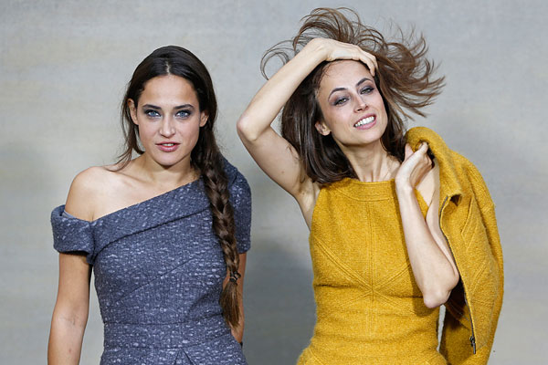 Французские писательницы Анна и Клер Берес во время фотоколла перед показом Карла Лагерфельда.