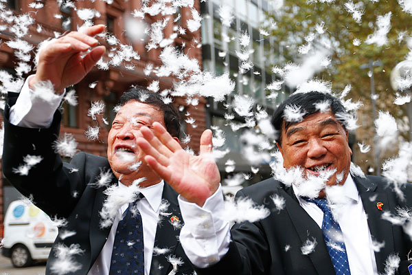 Директора Snowbird AG бросают в воздух перья по случаю первичного размещения акций компании на Франкфуртской фондовой бирже.