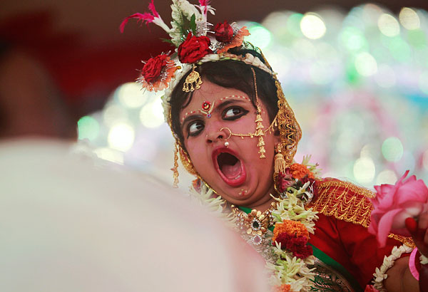 Во время молитвы на религиозном фестивале Дурга Пуджа в Индии.