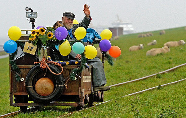 Последняя рабочая поездка немецкого почтальона из коммуны Дагебюлль к крошечным островам Оланд и Лангенес в Северном море. Ниссен проработал почтальоном для 139 жителей архипелага больше 37 лет.
