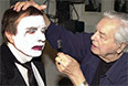 Юрий Любимов подправляет грим актеру во время репетиции спектакля Театра на Таганке "До И после" по произведениям поэтов Серебряного века, 2003 год.