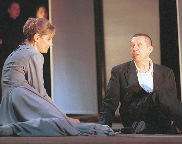 Премьера музыкальной притчи "Живаго" по роману Бориса Пастернака. Автором либретто и режиссером выступил Юрий Любимов, осуществивший постановку на музыку Альфреда Шнитке. Лара - Анна Агапова (Великобритания), доктор Живаго - Валерий Золотухин, 2001 год.