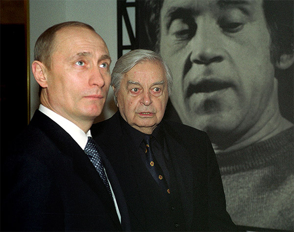 Президент России Владимир Путин и Юрий Любимов во время вечера, посвященного 65-летию со дня рождения Владимира Высоцкого, 2003 год.