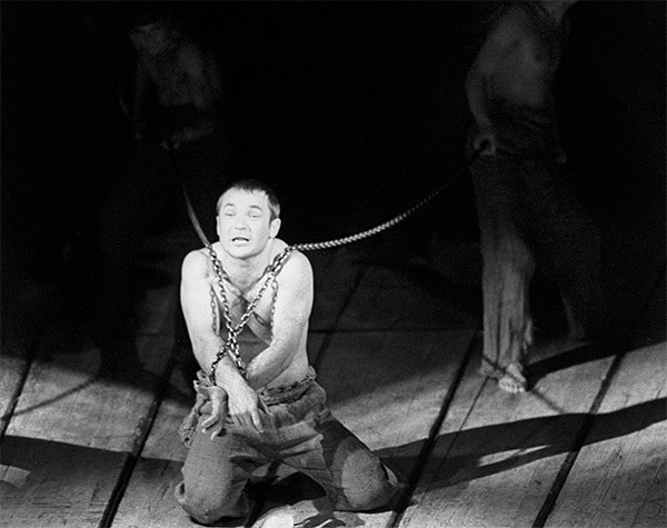 Спектакль "Пугачев" по одноименной поэме Сергея Есенина на сцене Театра на Таганке (постановка Юрия Любимова). В главной роли - Николай Губенко. 1968 год.