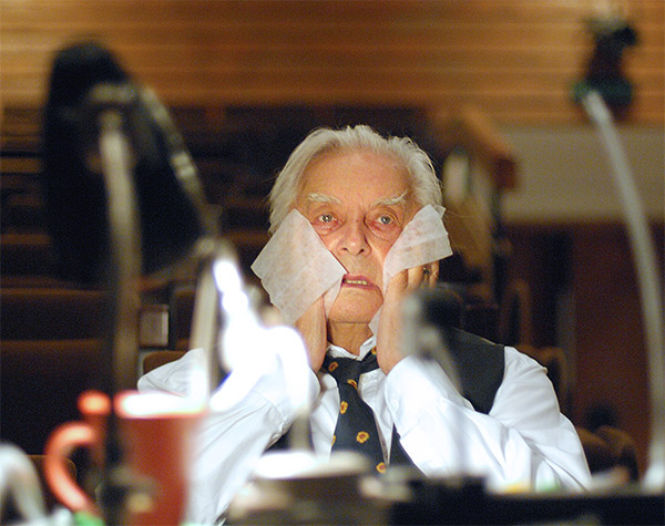 Юрий Любимов перед началом репетиции спектакля "Горе от ума" в день своего 90-летия, 2007 год.