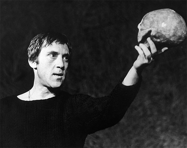 Спектакль "Гамлет" на сцене Театра на Таганке, 1971 год. В роли Гамлета - Владимир Высоцкий.