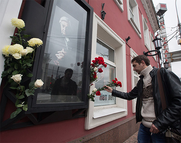 Люди приносят цветы к зданию Театра на Таганке. Основатель Театра на Таганке Юрий Любимов скончался на 98-м году жизни в Москве в Боткинской больнице.
