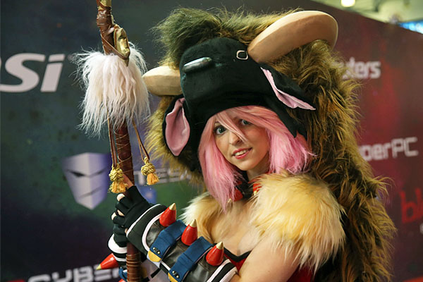 Посетители московского Comic Con, как и на оригинальной выставке в Сан-Диего, имели возможность увидеть кинопремьеры, пообщаться со знаменитостями, принять участие в разнообразных конкурсах, встретиться с единомышленниками и купить или обменять комиксы и другие дорогие сердцу фаната вещи.