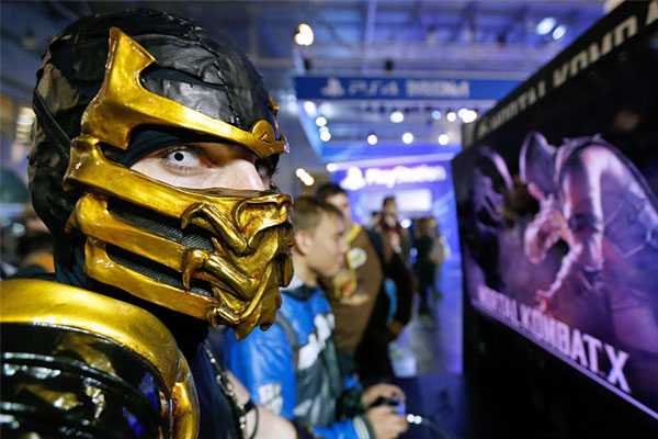 В этом году в "Крокус Экспо" прошли показы фильмов "Одержимость" и "Бивень", а гостями фестиваля стали прославившийся ролью в сериале "Сверхъестественное" актер Миша Коллинз и автор комикса "V – значит вендетта" британский художник Дэвид Ллойд.