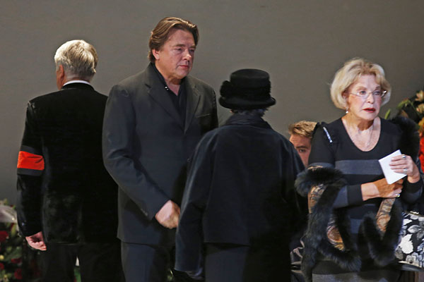 Директор Первого канала Константин Эрнст и актриса Людмила Максакова (справа) на церемонии прощания с Юрием Любимовым в Театре им. Вахтангова.