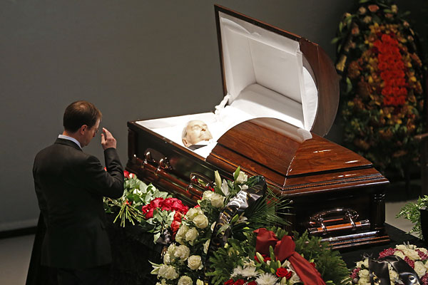 Министр культуры РФ Владимир Мединский у гроба.