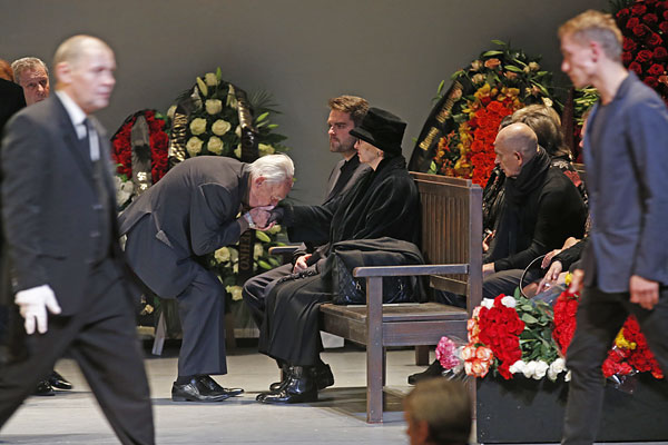 Вдова Юрия Любимова Каталин и сын Петр (в центре) на церемонии прощания.