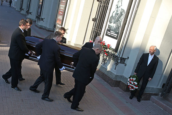 У входа в Театр им. Вахтангова. Справа - депутат Мосгордумы, режиссер, актер Евгений Герасимов.