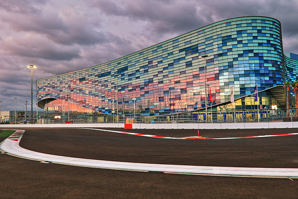 Вид с трассы на Дворец зимнего спорта Айсберг.